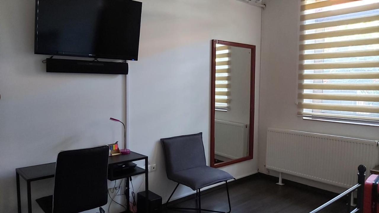 City Center Minimalist Apartment Oradea Extérieur photo