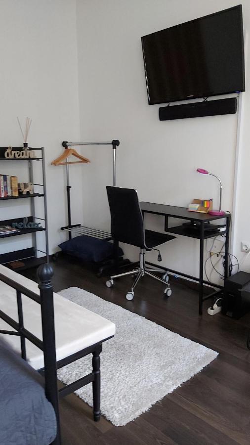 City Center Minimalist Apartment Oradea Extérieur photo
